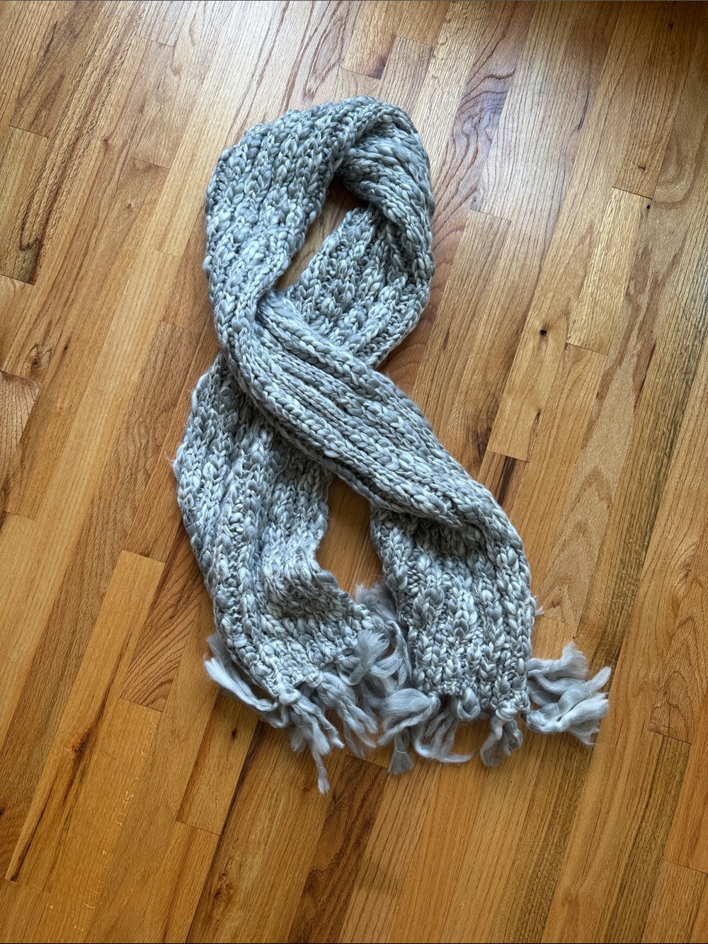 Gap Chunky Knit Fringe Scarf in Light Gray new with tags